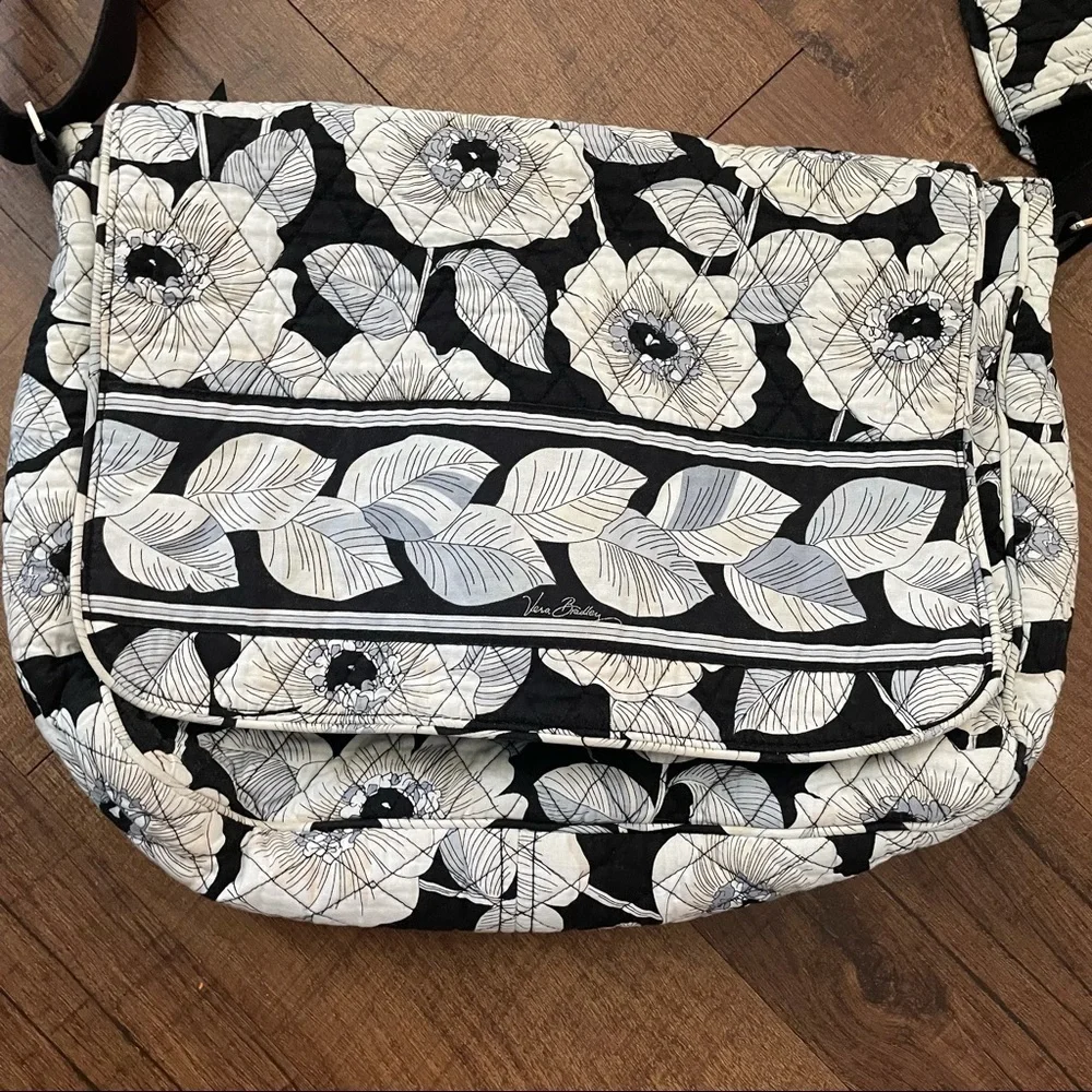 🎉🛍❤️HOST PICK!!🎉❤️🛍Vera Bradley black white messenger bag - Picture 2 of 6